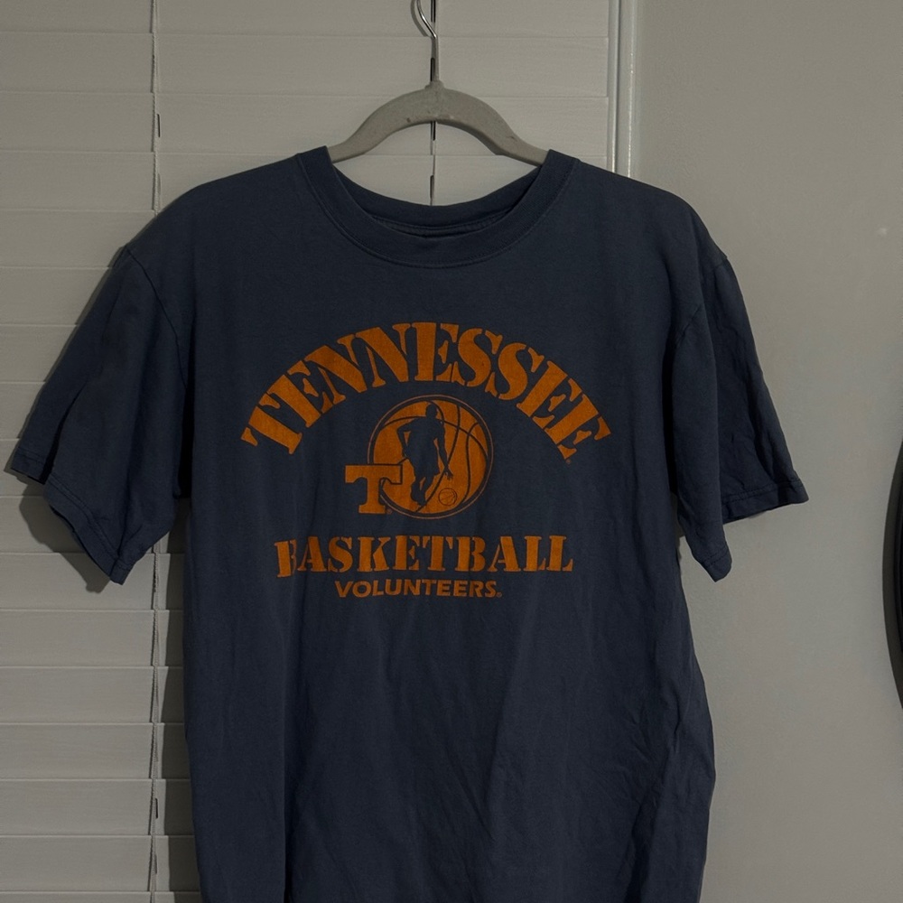 VintageTennessee Volunteers Basketball T-Shirt Size Medium - Light Blueish-Gray